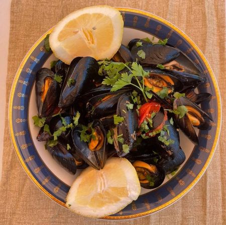 Primo piatto di spaghetti con cozze fresche della Trattoria Anima e Cori