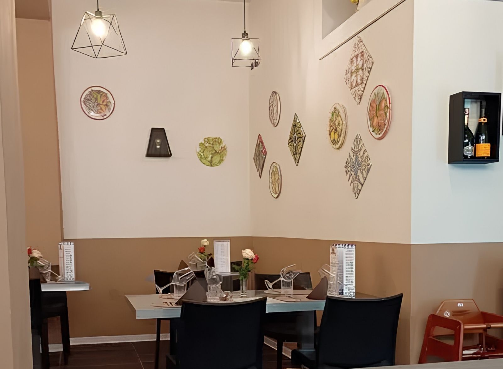 Dettaglio d'arredo con piatti in ceramica siciliana nella Trattoria Anima e Cori