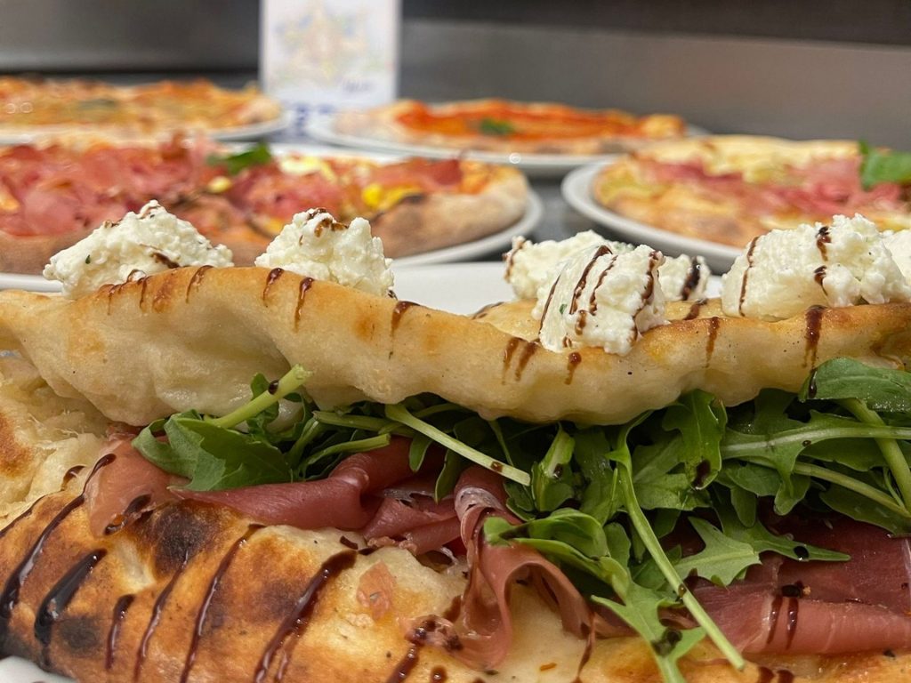 Cornice alta e alveolata tipica della pizza artigianale di Anima e Cori
