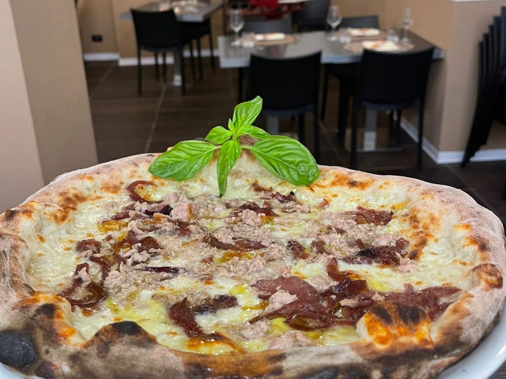 Pizza con prosciutto crudo e basilico fresco della Pizzeria Anima e Cori