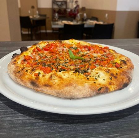 pizza con pomodoro e basilico della Trattoria Anima e Cori