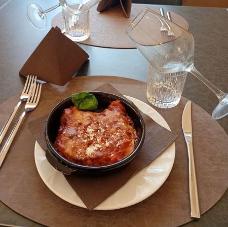 Piatto tradizionale siciliano cotto in tegame di terracotta alla Trattoria Anima e Cori