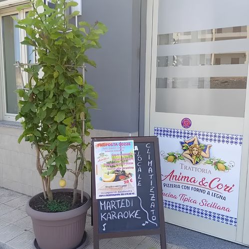 Lavagna con il menu all'ingresso della Trattoria Pizzeria Anima e Cori