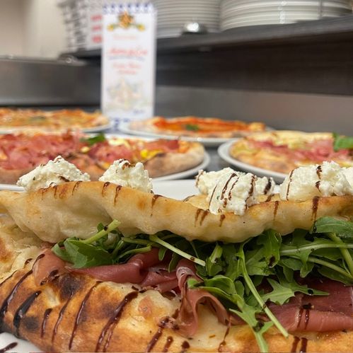 Dettaglio dell'impasto soffice della pizza napoletana della Trattoria Anima e Cori
