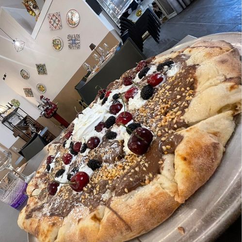 Pizza farcita con nutella, panna della Pizzeria Anima e Cori a Barcellona Pozzo di Gotto