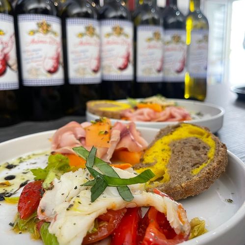 Ricco tagliere di antipasti rustici e salumi della Trattoria a Barcellona Pozzo di Gotto