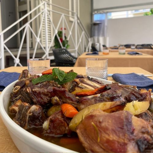 Sala interna allestita per banchetti e cene alla Trattoria Pizzeria Anima e Cori