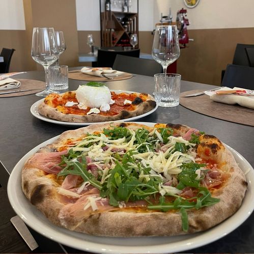 Pizza servita al tavolo della Trattoria Anima e Cori a Barcellona Pozzo di Gotto