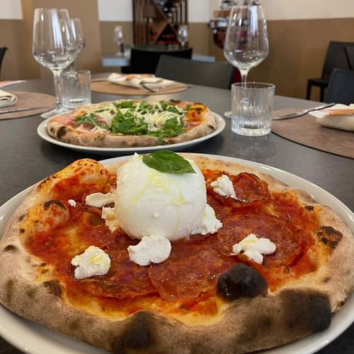 Pizza fumante appena sfornata presso la Pizzeria Anima e Cori