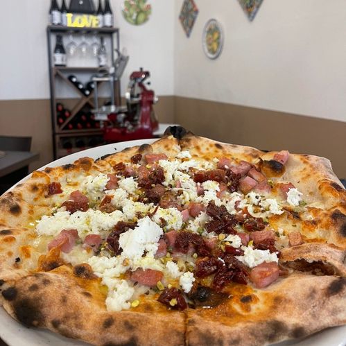 Pizza farcita con ingredienti freschi locali alla Trattoria Anima e Cori