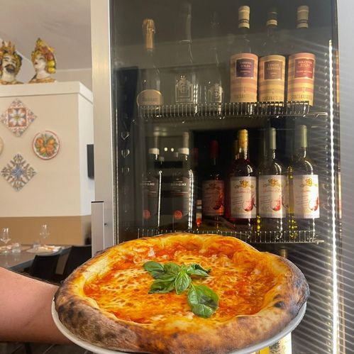 Cantinetta refrigerata con selezione di vini locali alla Trattoria Anima e Cori